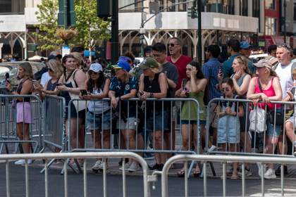 Los 'Swifties' rondan Nueva York a 40 grados por un mínimo atisbo de la boda del año
