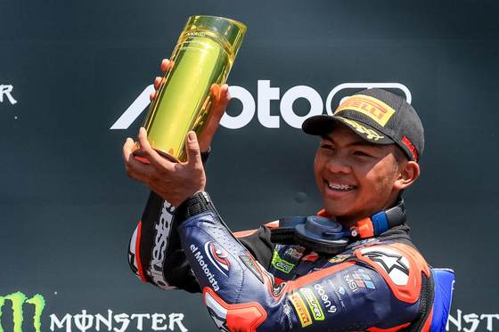 Hakim Danish le da a Malasia una nueva victoria en Moto3, a pesar de una sanción