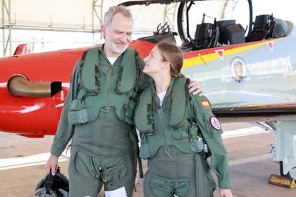 El rey español Felipe VI y la princesa Leonor vuelan juntos en dos aviones militares
