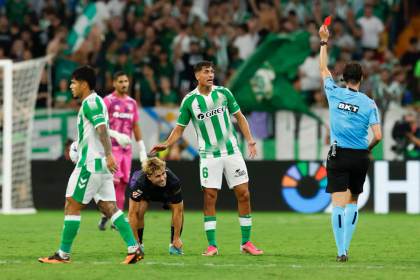 Cuatro partidos a Facundo Bernal por su expulsión ante el Barcelona