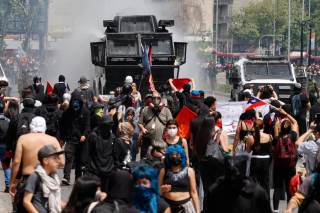 Miles marchan en Chile para conmemorar el estallido y protestar contra recortes de Kast