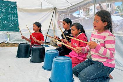 Niños de Gaza usan la música contra el trauma: "Solo la guitarra me ayuda a olvidar"