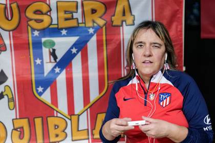 Laura ha perdido la vista, pero sigue viviendo el fútbol con el oído y el corazón