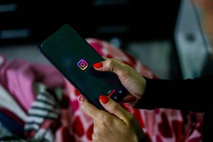 Cómo operan en la política latinoamericana las granjas de bots como la hallada en Bolivia