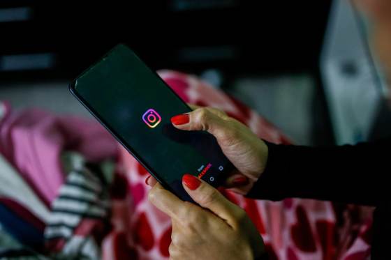 Cómo operan en la política latinoamericana las granjas de bots como la hallada en Bolivia
