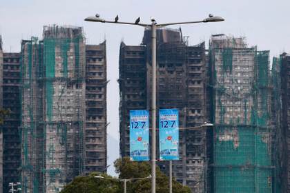 Arrancan en Hong Kong vistas por el peor incendio urbano en décadas, que dejó 168 muertos