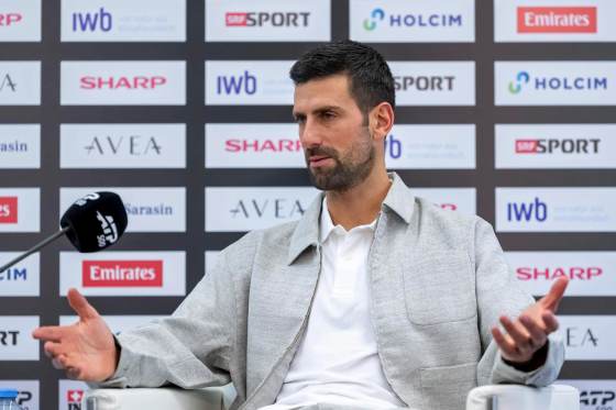 El tenista Novak Djokovic felicita a los estudiantes por su victoria electoral en Serbia