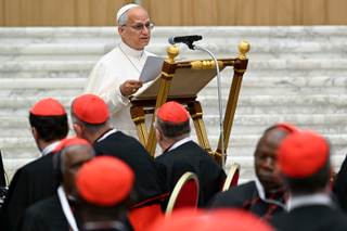 El papa pide a los cardenales un apoyo "fuerte, explícito y público" al abrir consistorio