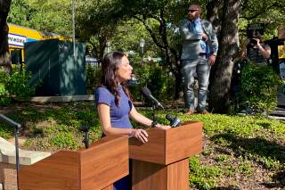 La candidata demócrata en Texas acude a la casa del gobernador para retarlo a un debate