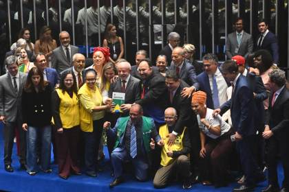 Lula reivindica la democracia al celebrar la reducción de la jornada laboral en Brasil