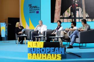 Arte escénico y talleres con tela reciclada culminan el festival New European Bauhaus
