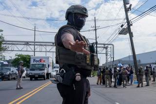 Tensión frente a centro de ICE en Nueva Jersey en el sexto día de huelga de inmigrantes