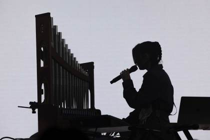La IA multiplica la voz de María Arnal en Bruselas con un experimento coral