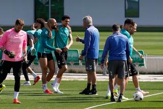 Pellegrini, ante el imperativo de remontar a Benítez