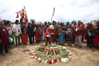 Familias de víctimas de accidente aéreo realizan ritual ancestral de despedida en Bolivia
