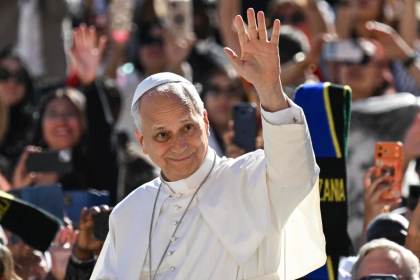 León XIV viaja a Francia entre multitudes, cercanía a desfavorecidos y un mensaje a Europa