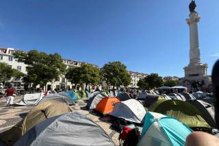 Miles de personas deciden en Lisboa seguir mañana con la acampada por la vivienda