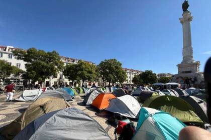 Miles de personas deciden en Lisboa seguir mañana con la acampada por la vivienda