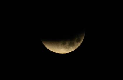 Un eclipse lunar total deja una 'Luna de sangre' desde Japón hasta América