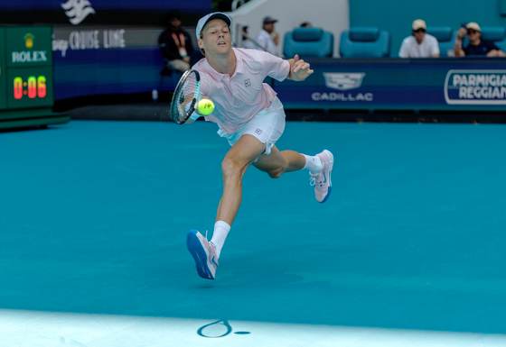 Sinner se clasifica a tercera ronda por la vía rápida