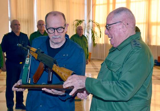 El Gobierno de Cuba entrega un fusil AKM a Silvio Rodríguez "para defender la Patria"