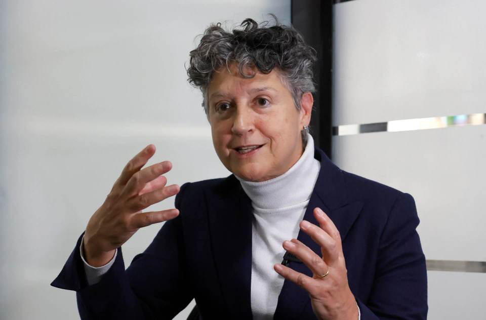 La música española De Bustos debuta en letras: "Escribir es como el piano, una disciplina"