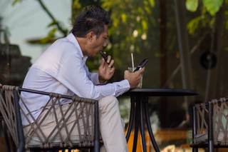 Hong Kong impondrá multa o cárcel a quienes posean o usen cigarros electrónicos en público