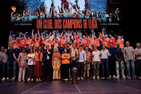 El Valencia celebra con cinco mil seguidores una fiesta liguera con aroma a despedida