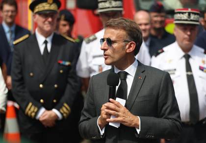 Macron dice que la situación por el fuego en Francia es inédita desde la II Guerra Mundial