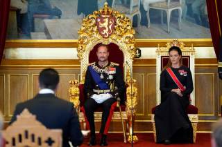 Haakon VIII jura la Constitución y cientos de noruegos desfilan ante féretro de Harald V