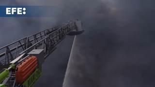 Casi 50 unidades de bomberos combaten un incendio de máximo nivel en un depósito de Miami