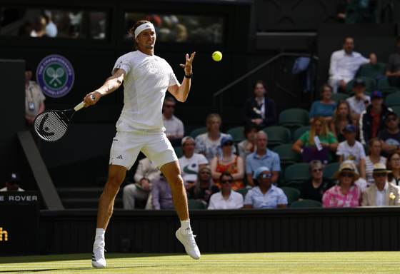 Zverev bate al alemán Blockx, pero se deja un set por el camino