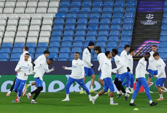 Mbappé confirma su mejoría en el Etihad; Carreras pasa una prueba