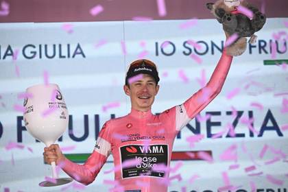 Vingegaard demuestra que es el rey de la montaña y se hace con la 'maglia rosa'