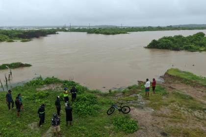 Fuertes lluvias provocan inundaciones, daños y desbordamientos de ríos en costa de Ecuador