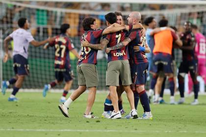 2-1. Todos contentos en la fiesta de fin de curso de La Cartuja
