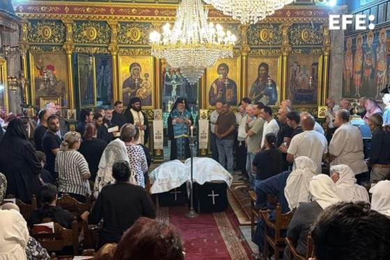 La Iglesia de San Porfirio de Gaza acoge el funeral de dos fallecidas en un ataque israelí