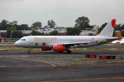 Agentes revisan avión en Aeropuerto Internacional de Ciudad de México por amenaza de bomba
