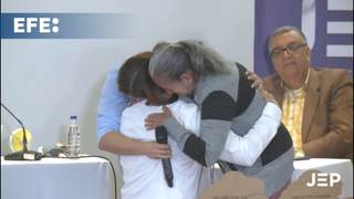 Exmilitar colombiano pide perdón de rodillas a familia de víctima en audiencia judicial