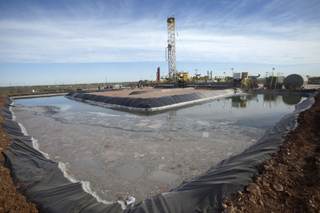 Petróleo de Texas modera la subida y ronda los 99 dólares tras bloqueo de Ormuz por EEUU