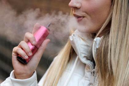 Tres macroestudios muestran que el consumo de tabaco y ´vapers´ comienza cada vez más pronto
