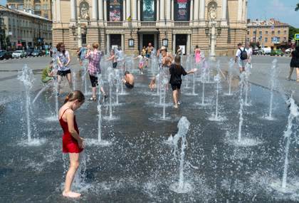 Ucrania combate una ola de calor récord en medio de ataques rusos