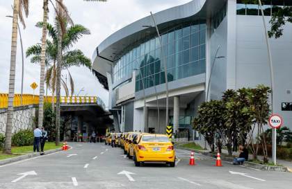 El aeropuerto de Pereira reanuda los vuelos dos semanas después del terremoto en Colombia