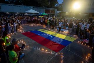 Cientos de venezolanos homenajean en vigilias a las víctimas de los terremotos