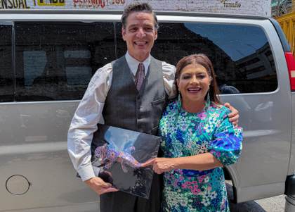 Pedro Pascal filma en Ciudad de México y la alcaldesa le entrega regalo por su cumpleaños