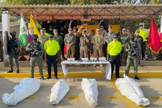 De la Espriella exhibe a la prensa los cadáveres de cuatro personas abatidas en La Guajira