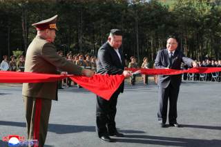 El líder de Corea del Norte inaugura un museo de defensa que exhibe misiles balísticos