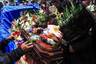 Familiares despiden a los fallecidos del accidente de un avión militar de carga en Bolivia