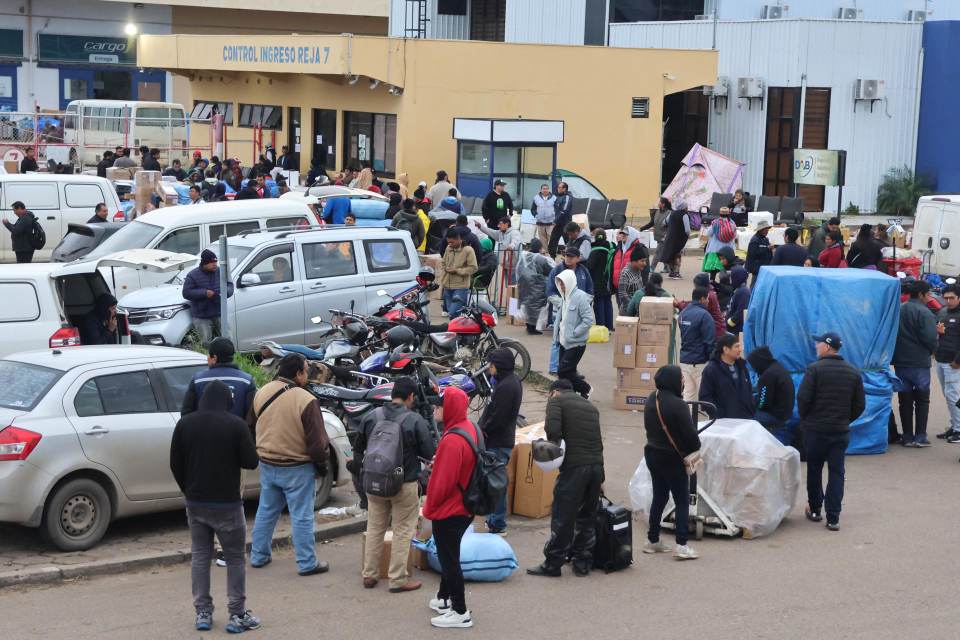 Productores y transportistas bloquean envío de carga en el principal aeropuerto de Bolivia