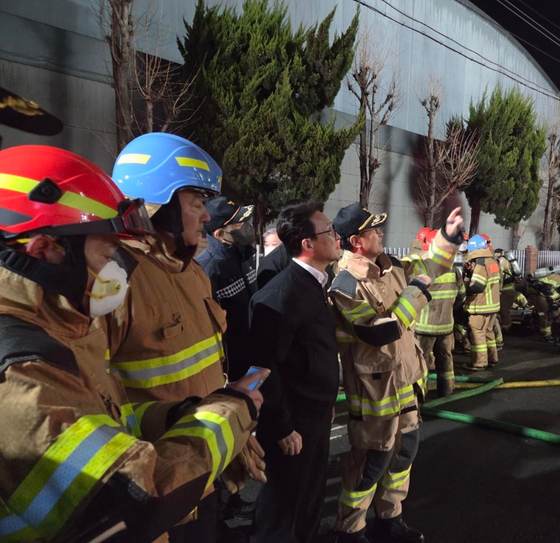 Al menos 11 muertos y 3 desaparecidos tras incendiarse una planta automotriz surcoreana